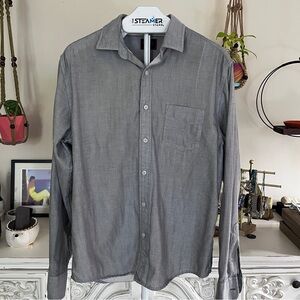 UNTUCKit men’s gray button-down shirt